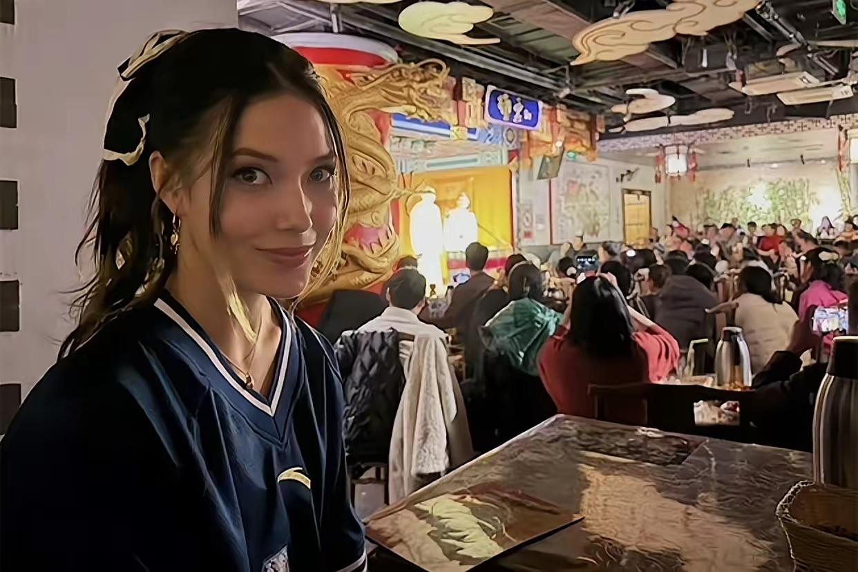 谷爱凌跑去三里屯德云社听相声了。这事儿发生在昨晚，小剧场里观众刚开始还没注意，直