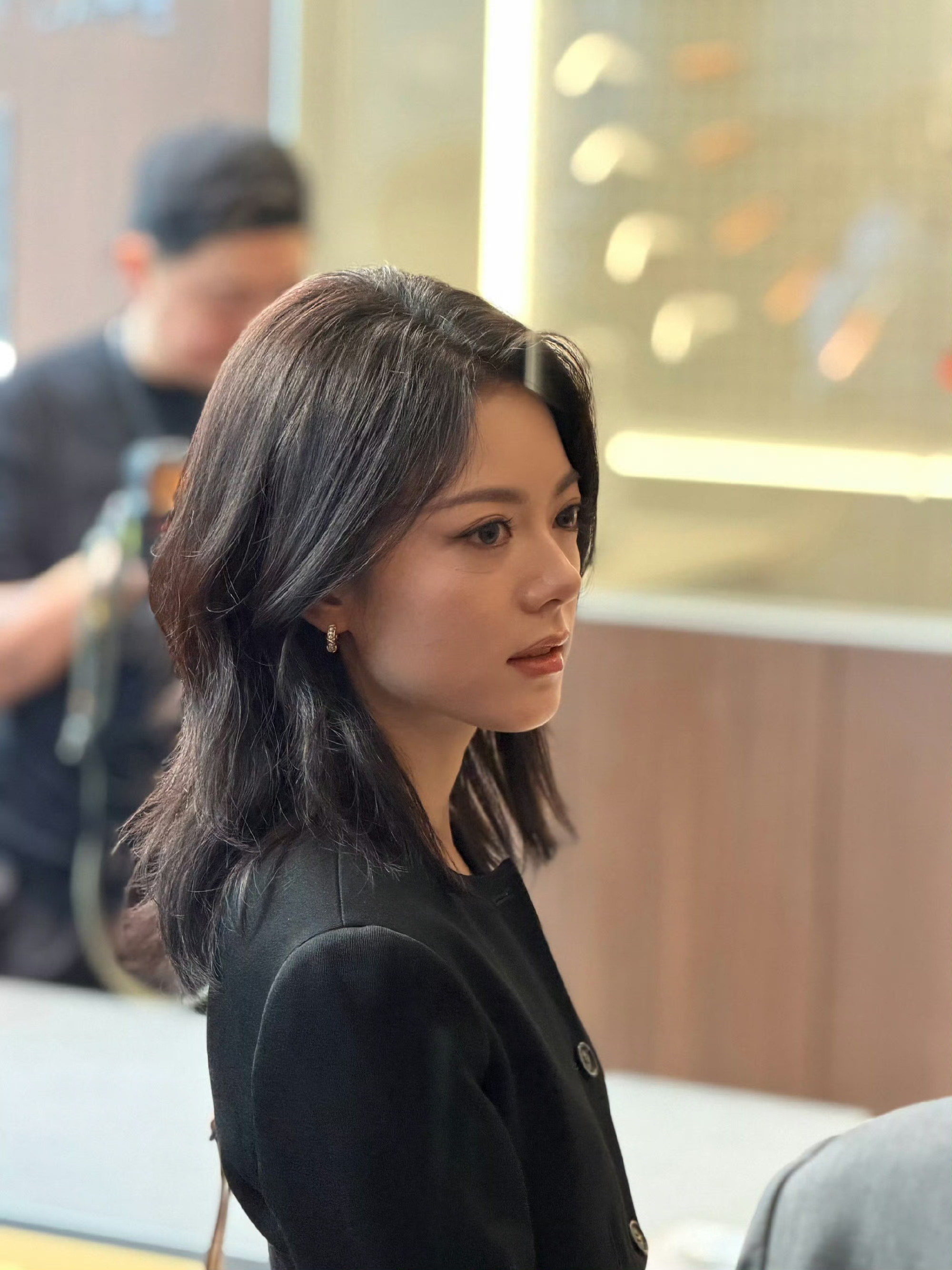 赵今麦黑色西装裙出圈！褪去邻家少女感一身黑裙化身干练都市女主