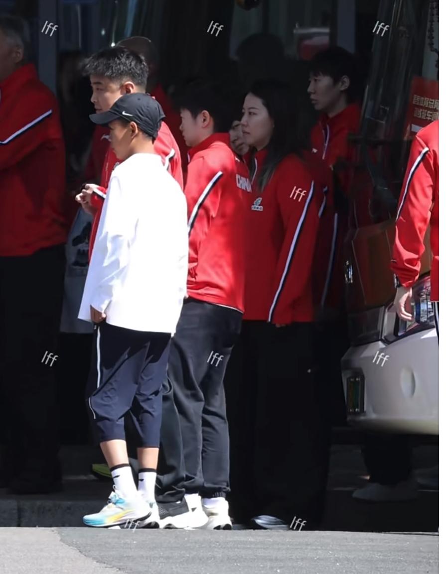 莎莎曼昱的短发造型真的太帅[赞]4月27日上午，国乒队在体育总局集合了，莎莎