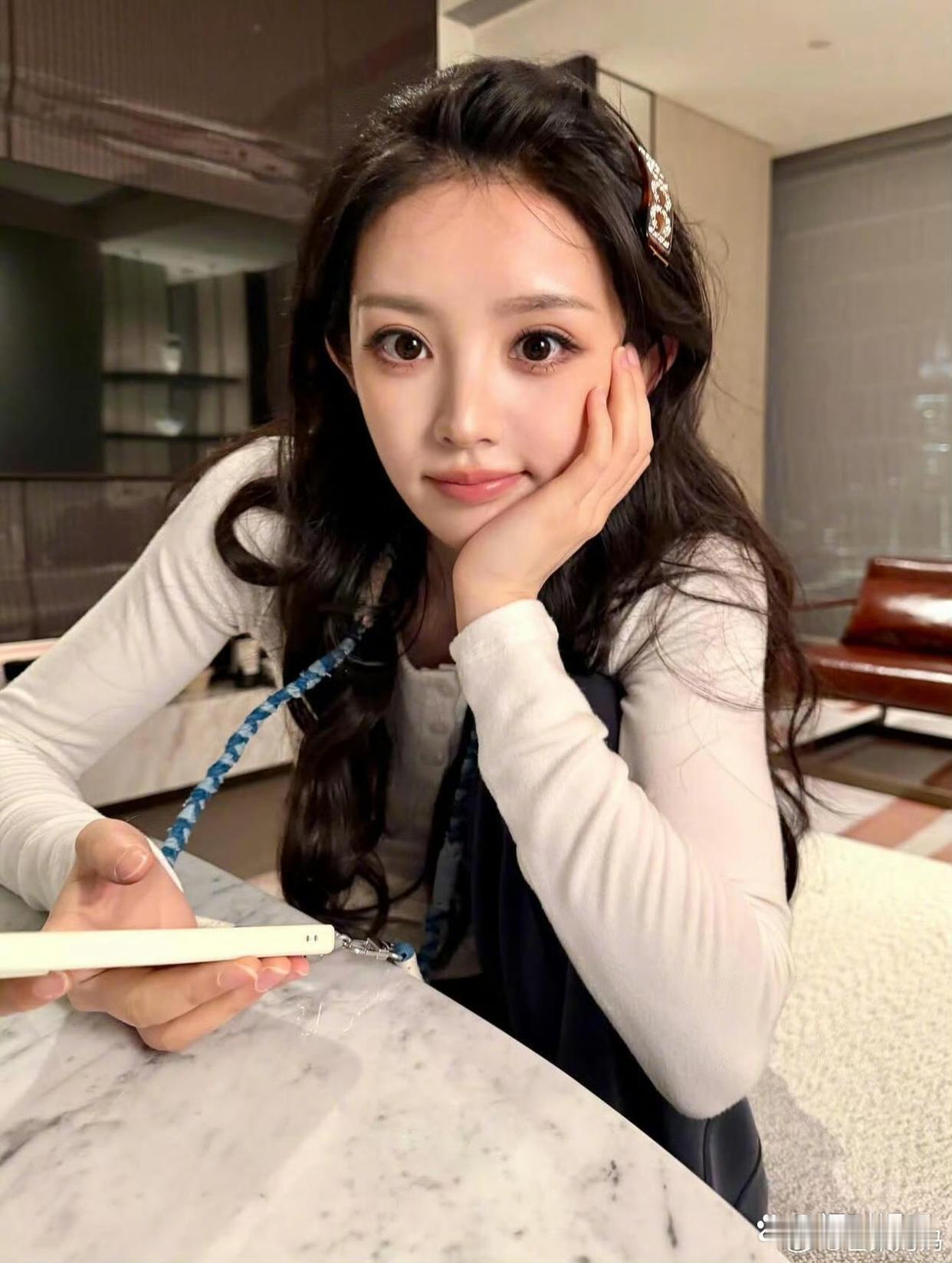 田曦薇不放刘海也挺漂亮的，大眼睛特别灵动