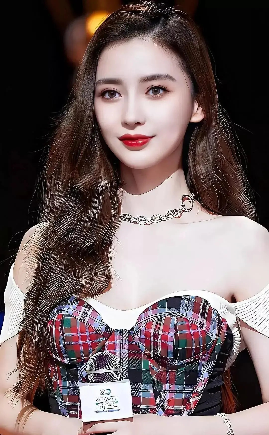 杨颖现身上海参加儿子家长会！戴牛仔帽坐第一排，状态很少女Angelababy把自己“按回生活模式”里
