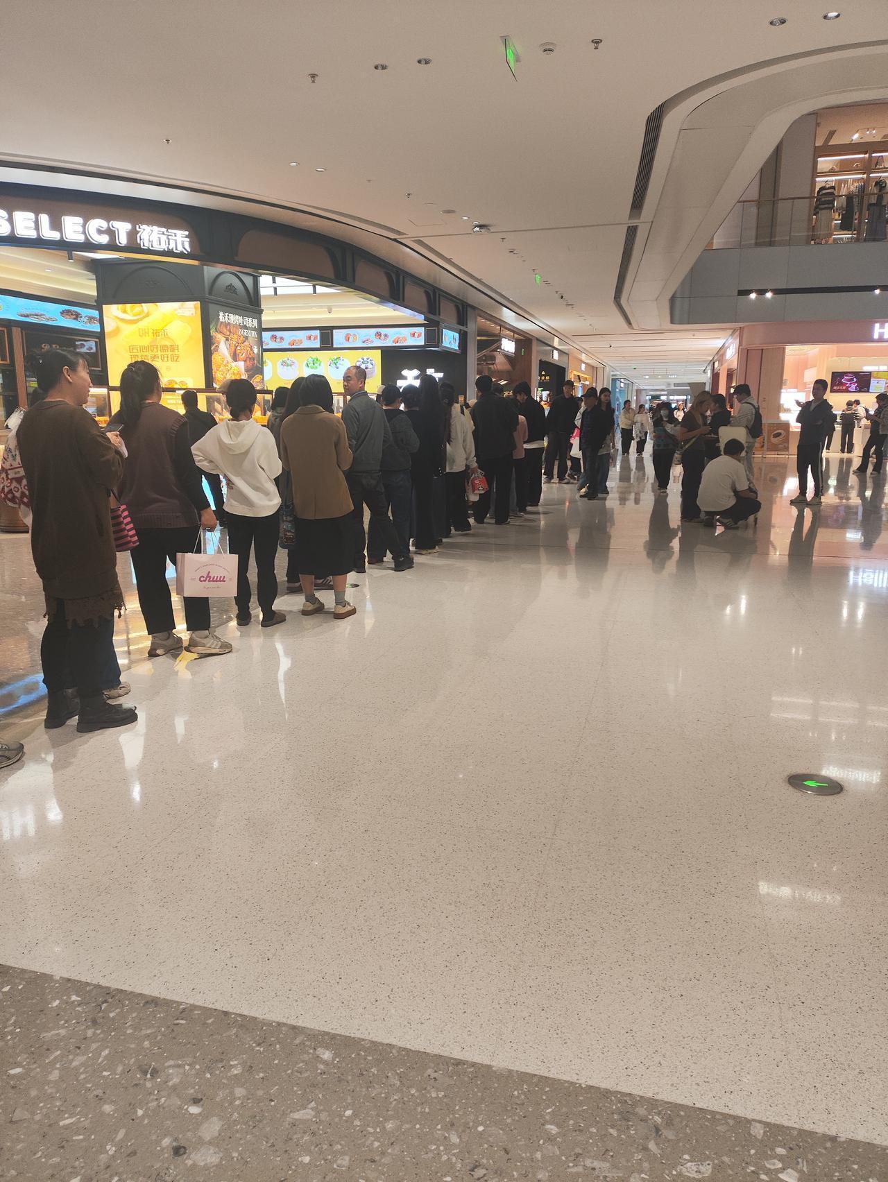 为什么每个奶茶门店开业都会有这样子的排队现象？是真的那么好喝？还是只是一个兼职？