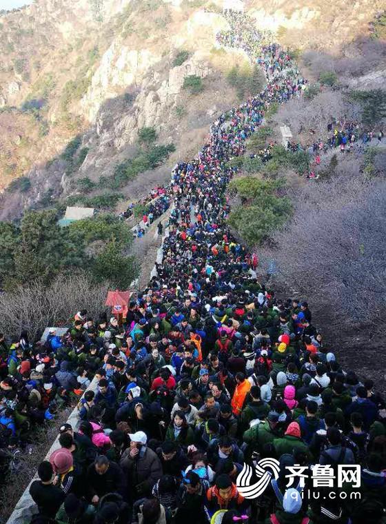 组图 清明小长假泰山游客"爆棚 平均每分钟30人登山