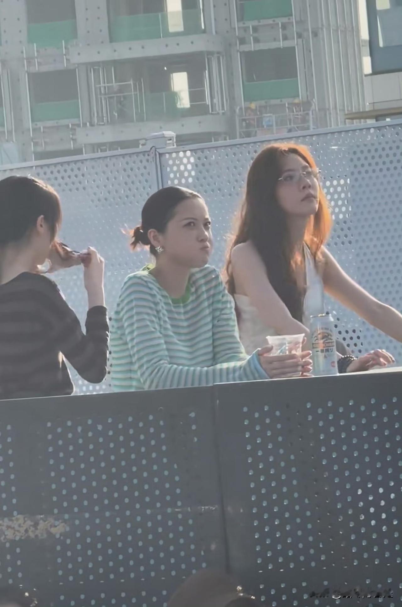 李嫣在阿那亚看姐姐窦靖童的演出，边看边喝了点啤酒，当天宋妍霏也跟她们在一块儿。