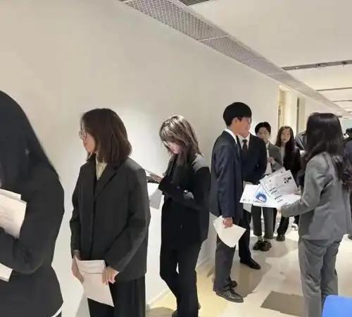 前天上午，已经在家待业了半年的姐姐去面试，面试官问：4和6中间是什么？姐姐回答：