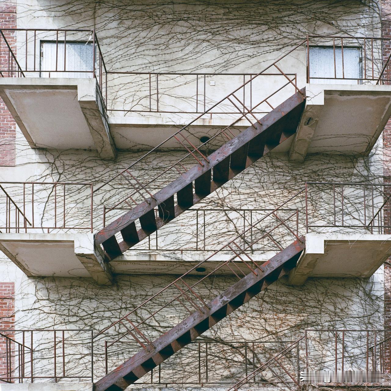 废弃的楼梯，岁月留下的痕迹