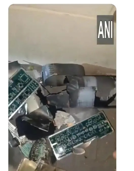 巴铁凌晨三点突然动手！带着“铁墙”反击的狠劲，国产导弹直奔印度三大空军基地去了，火箭弹雨把北方司令部