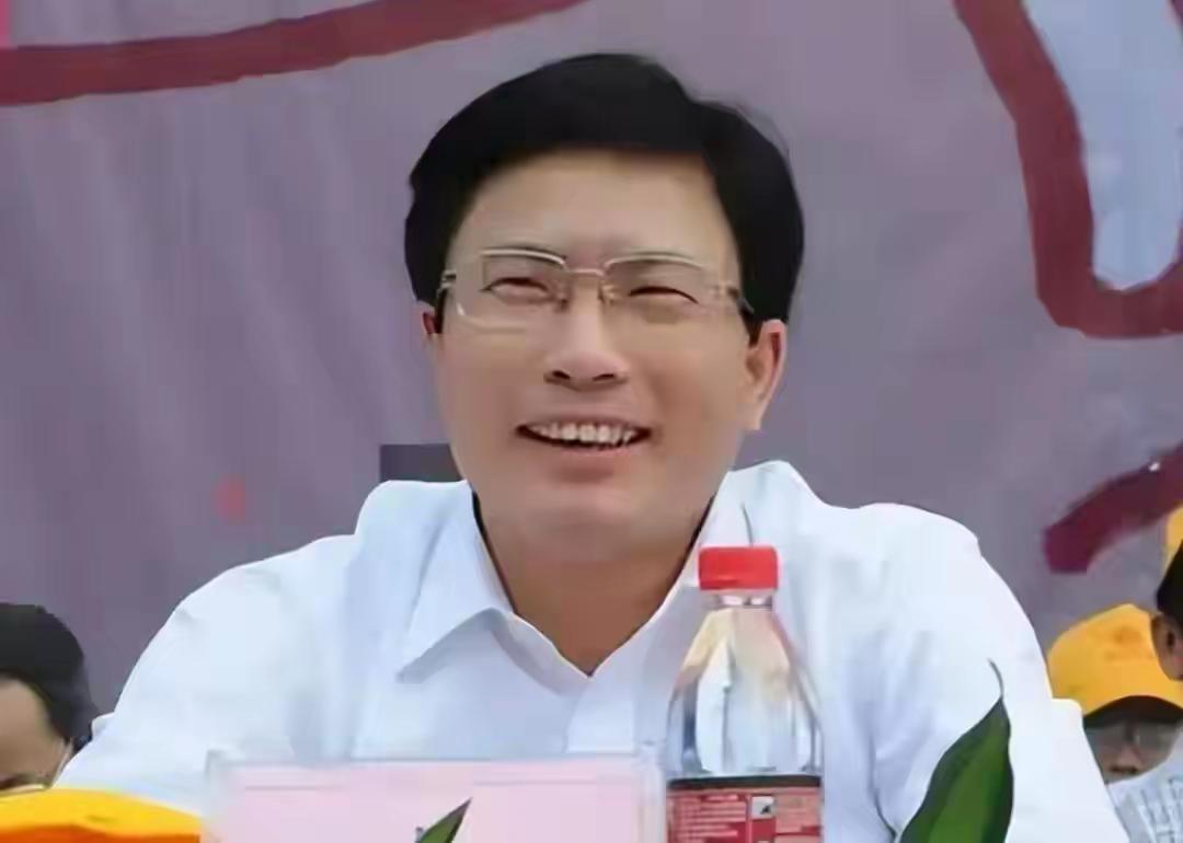 江西的吴志明简直是“淫贪”的典型代表。2011年，办案人员在酒店房间逮到没穿衣服