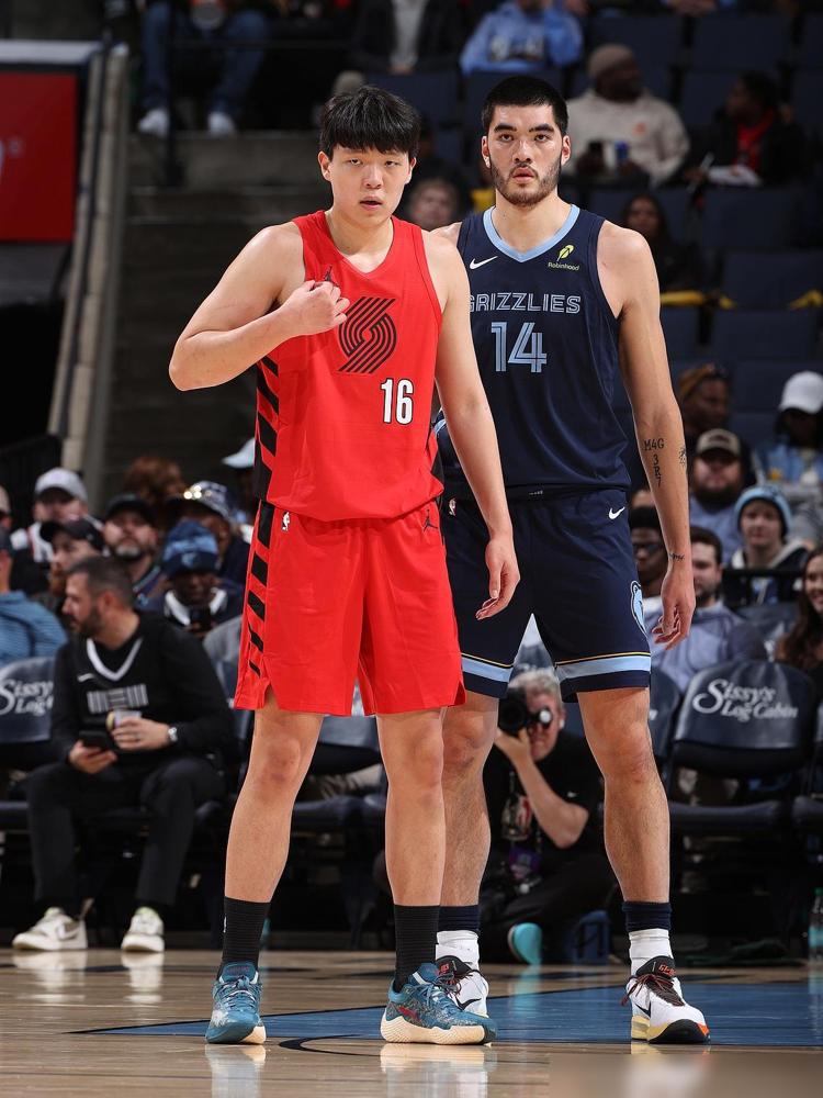 杨瀚森今天扎克-埃迪对位，当两人站一块时，才发现小杨的静态天赋比对方差了好多。