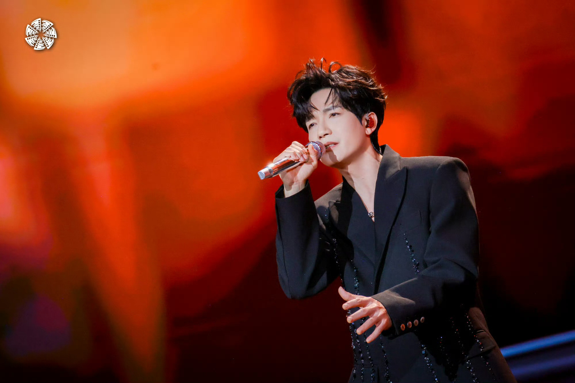 陈楚生相忘于江湖北京国际电影节开幕式献唱《相忘于江湖》，醇厚嗓音尽显江湖豪情与