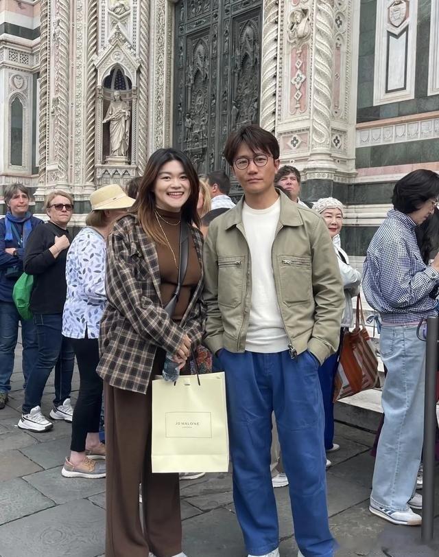 40岁黄轩带素人女友游佛罗伦萨，逛美术馆被认出合影没架子，网友却盯他身高问真有1米77​