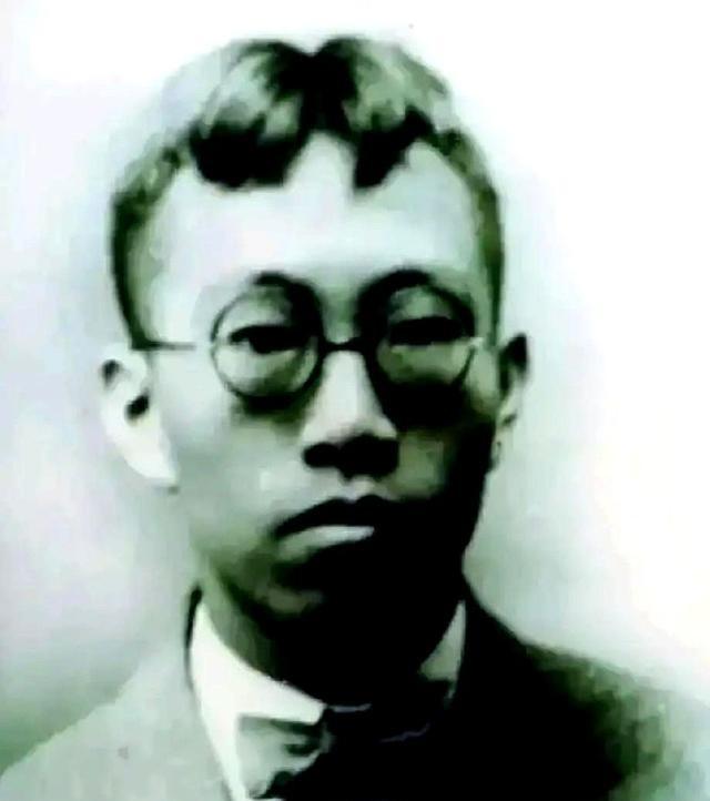 1941年，西方把青霉素列为最高军事机密，死死锁住。前线，一个弟兄腿上划了道口子