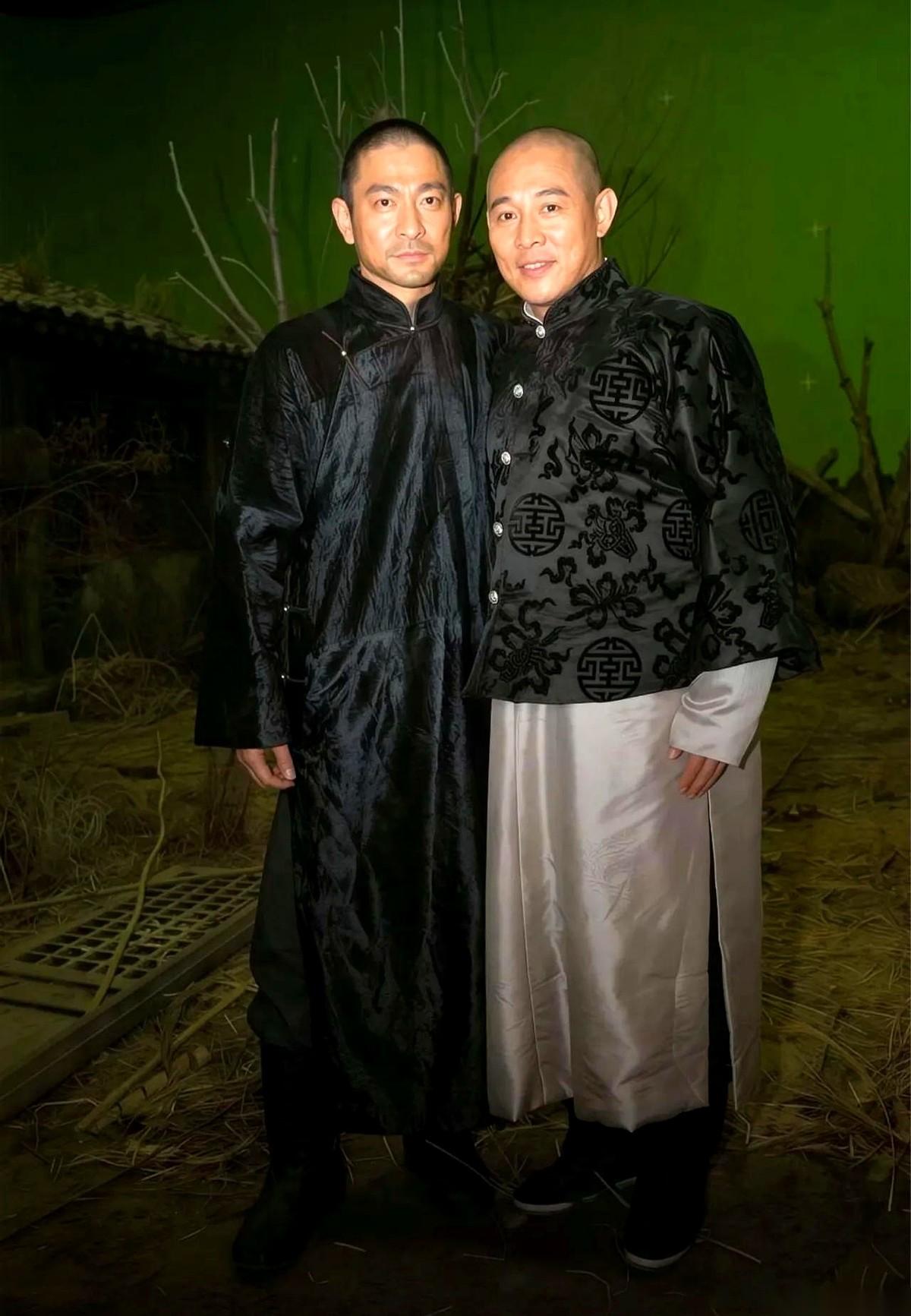 2007年，《投名状》片场，一张照片定格了两个男人。镜头前，李连杰搂着刘德华的