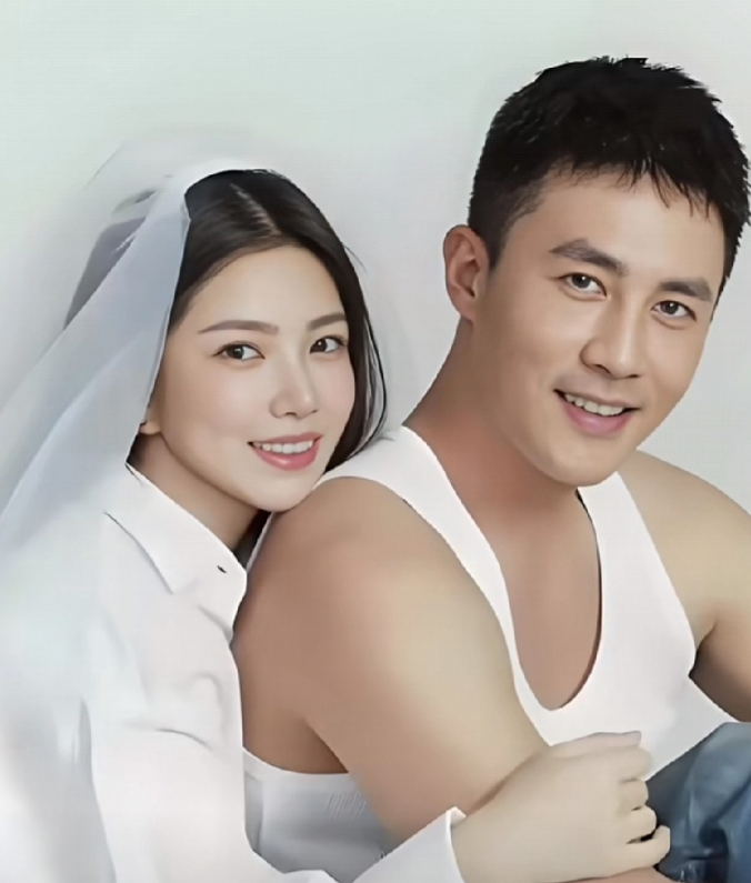 情场浪子杜淳与圈外素人妻子王灿在朋友聚会相识，2021年结婚并育有一女，婚后他彻