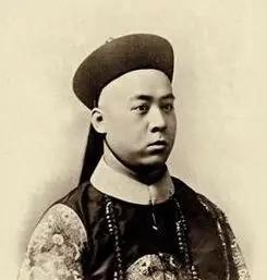 光绪三十四年11月，恭亲王溥伟在王府里听闻光绪帝已经病体沉疴，来日无多了，心里暗
