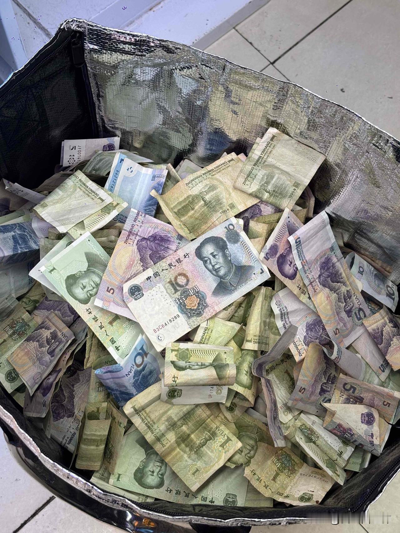 廉江穷逼来存钱了😳今天来银行存散钱，我已经在家点好的了！分了一捆捆，一共48