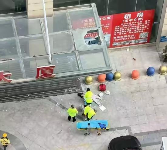 今天中午，大概11点半左右，位于绍兴柯桥兴越路中清大厦，一位20岁左右女孩从20