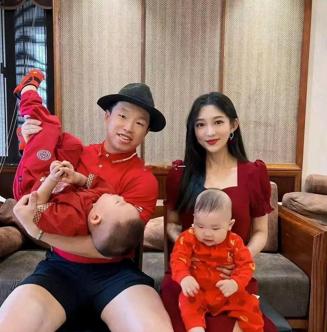 不得不佩服他家的基因，这么漂亮的媳妇，依然撼动不了他家的基因…​​​