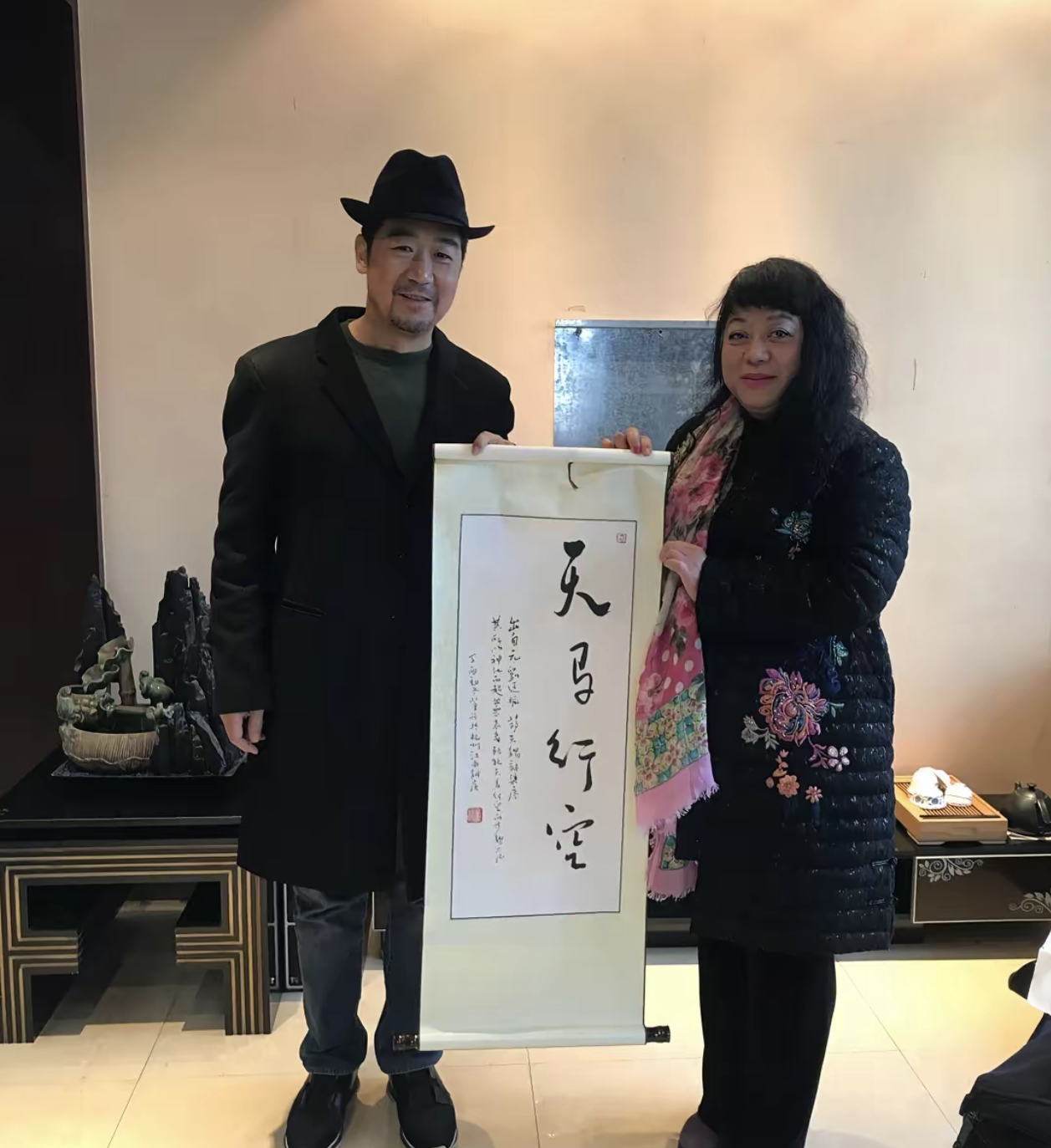 虽然我不懂书法，但是我感觉张国立写的字，还不如小孩写的好看。写毛笔字和签名不一样，不是说随便写一写就