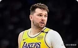 湖人队近5战4败，这3名球星必须狠批啊！1、詹姆斯，与湖人整体格格不入，虽然场均