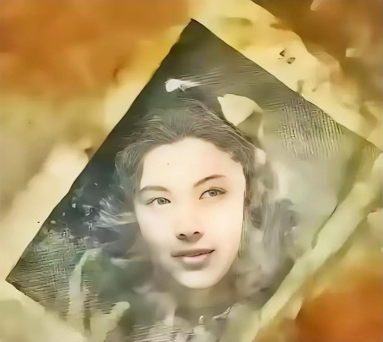 2016年，韩国送回一批志愿军烈士遗骸。在506号棺椁里，工作人员发现了一面旧铜