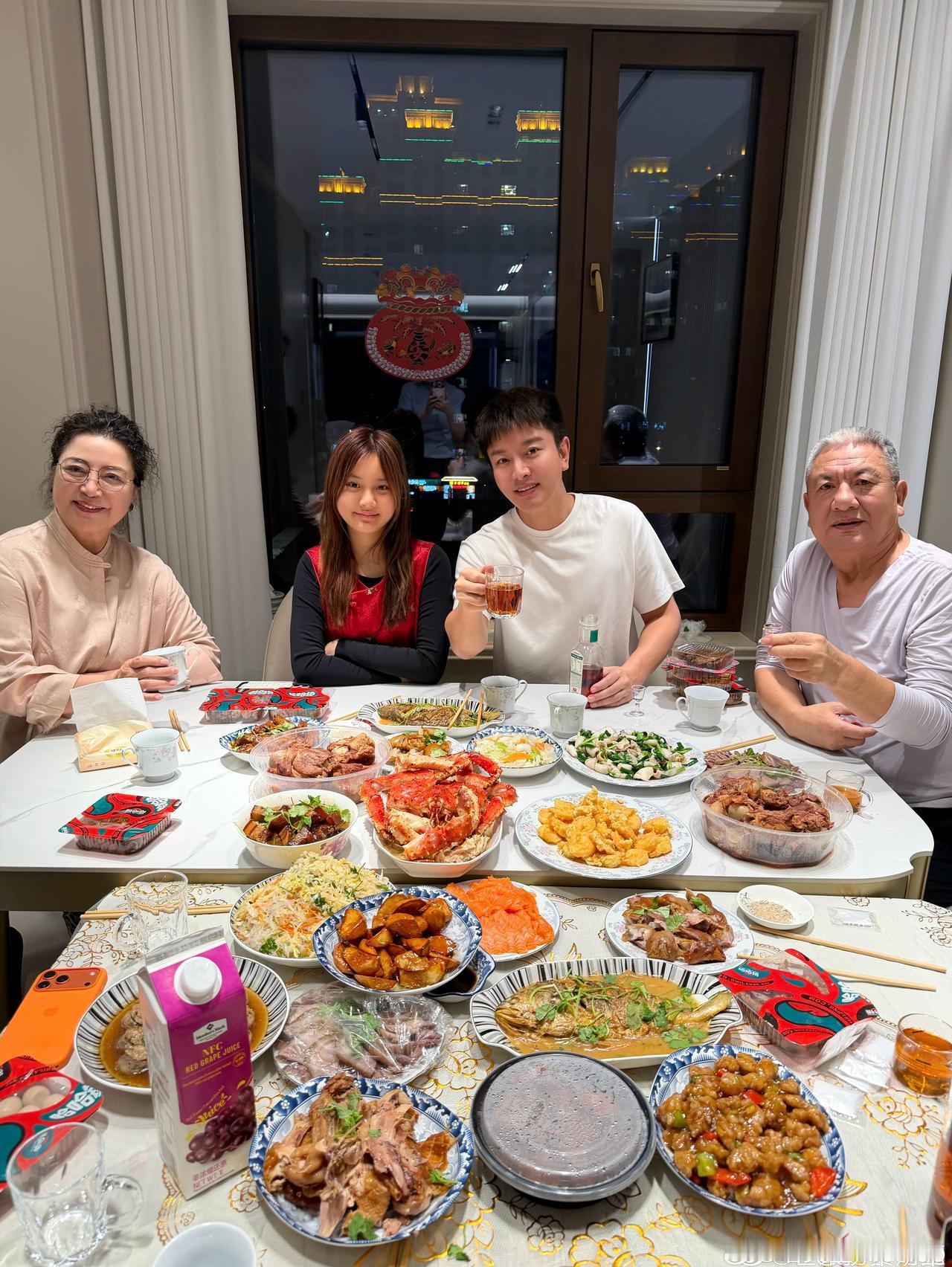 贾乃亮发布新年全家福！[比心]贾乃亮父母和甜馨一起吃饭！新年快乐​​​