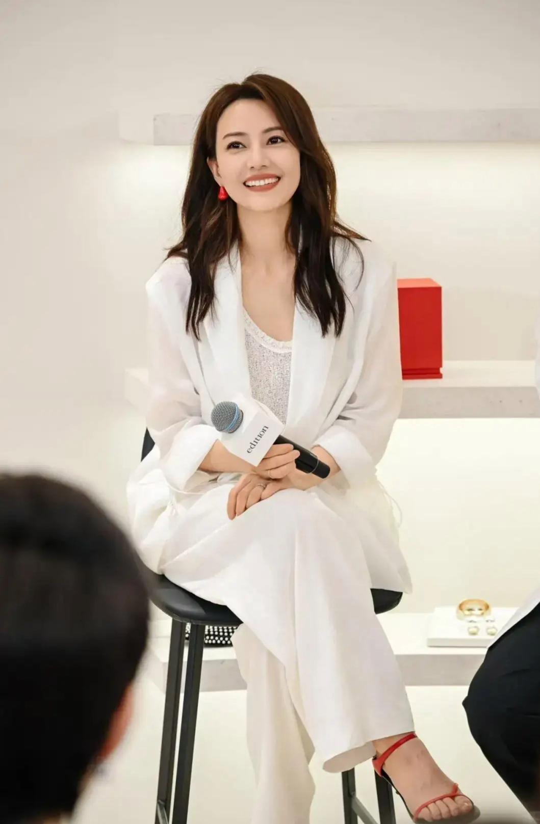 告别千篇一律的风衣，解锁高圆圆的春日优雅秘籍：短款皮衣刚柔并济显利落，针织开衫温