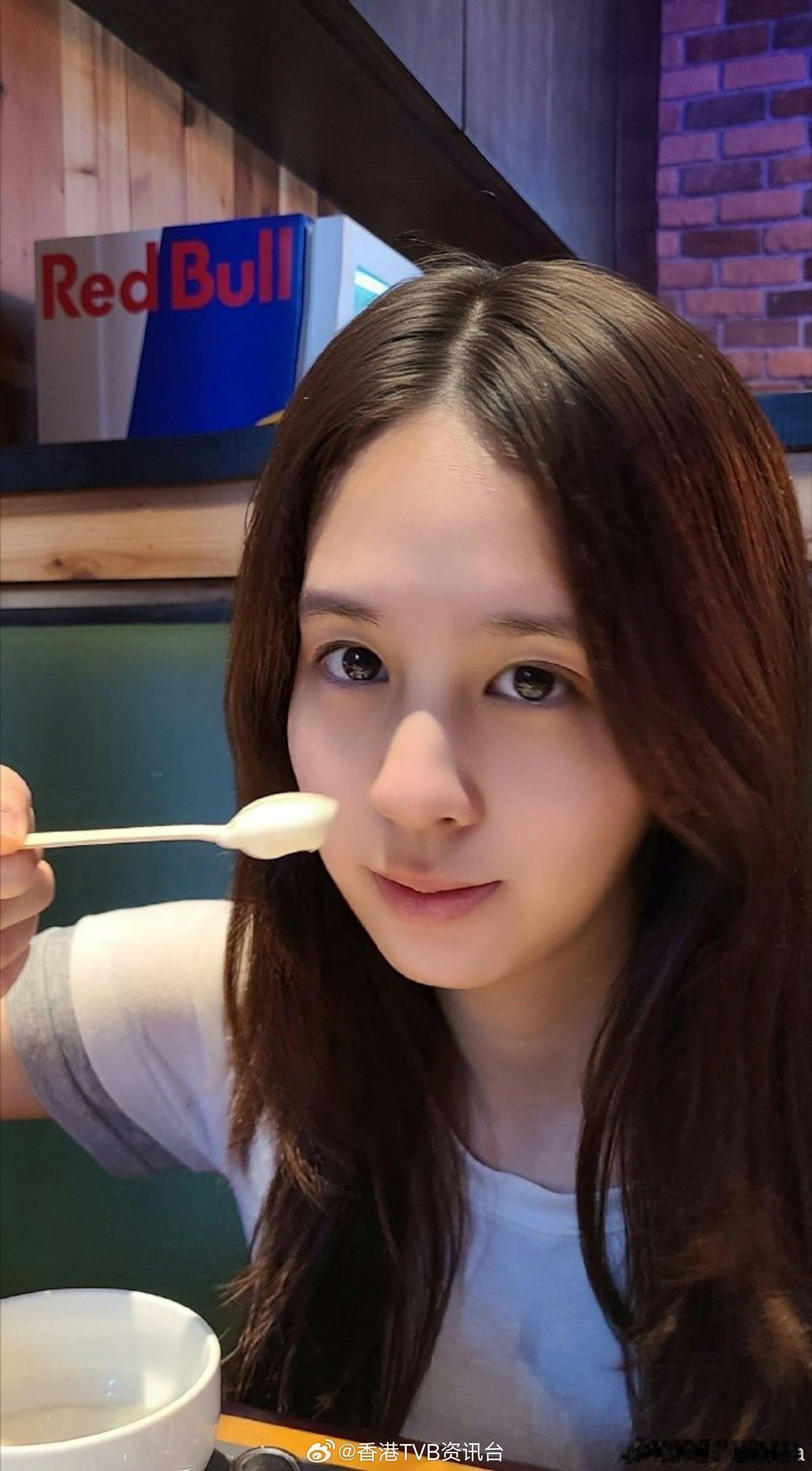 TVB御用童星陈偲颖变长腿美少女自爆大学毕业就参选港姐现年18岁的TVB御用童