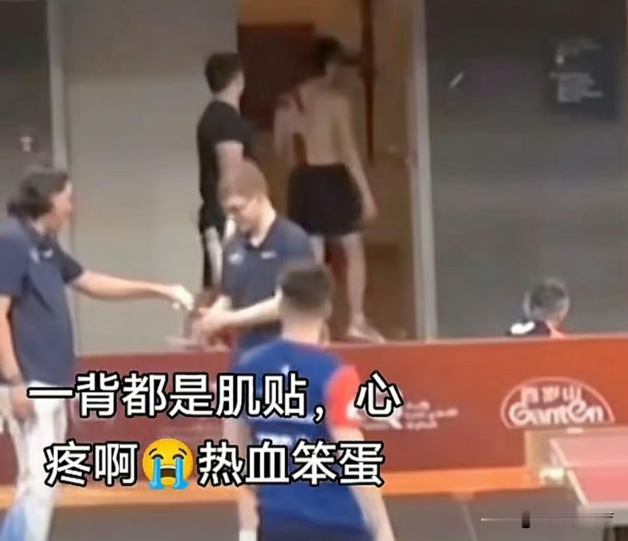 王楚钦和孙颖莎终于有复刻杯了，为了这个混双复刻杯，王楚钦的背上都贴满了肌贴[流泪