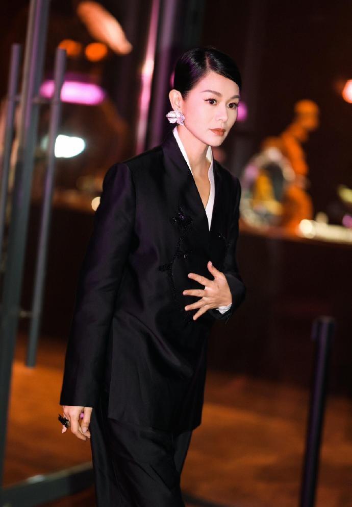 最近胡杏儿在出席活动的时候搭配的很潇洒，气质也不错，看上去特别的漂亮。胡杏儿