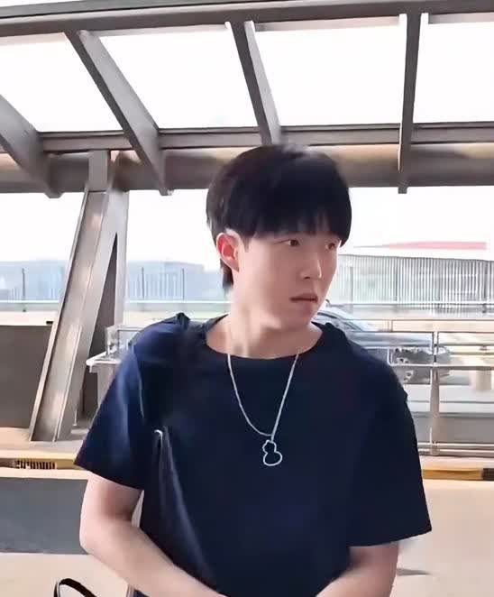 笑死我了，网友纷纷喊话王楚钦，别摸你那手表了，看到了手都快摸秃噜皮了！怎么还和当
