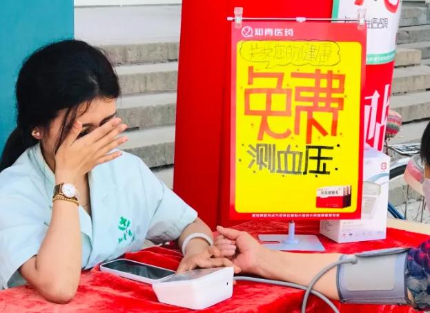 我楼下药店，门口常年放着一台秤，旁边坐着穿白大褂的“医生”，免费测血压。我妈每天