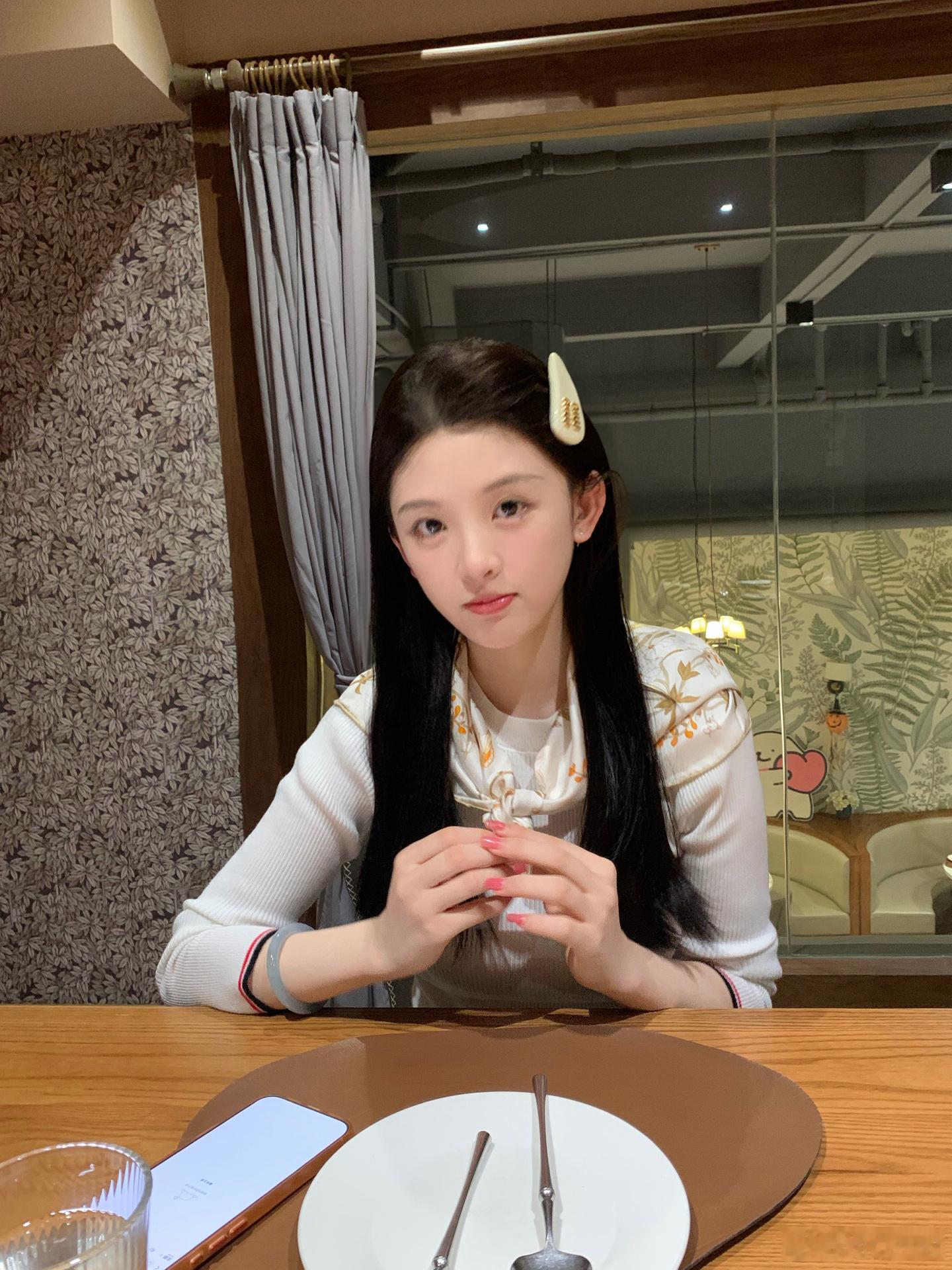 小丝巾搭配真的挺好看​​​