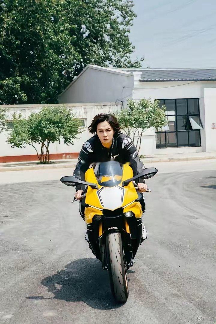 张雪嫌弃演自己的姜武太老，网友表示张雪内心可能想让美男尹正演自己。央视拍了一部微