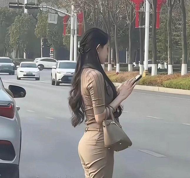 讲真，就这身材，脸蛋似乎都显得没那么重要了。匀称流畅的曲线，舒展大方的体态