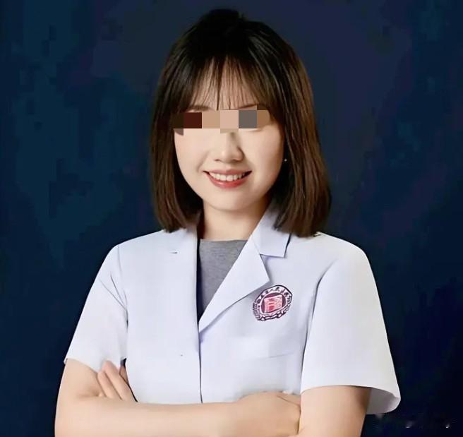 曾医生早在2023年就已经离婚了，现在是单身状态！前夫跟她一样也是眼科医生！