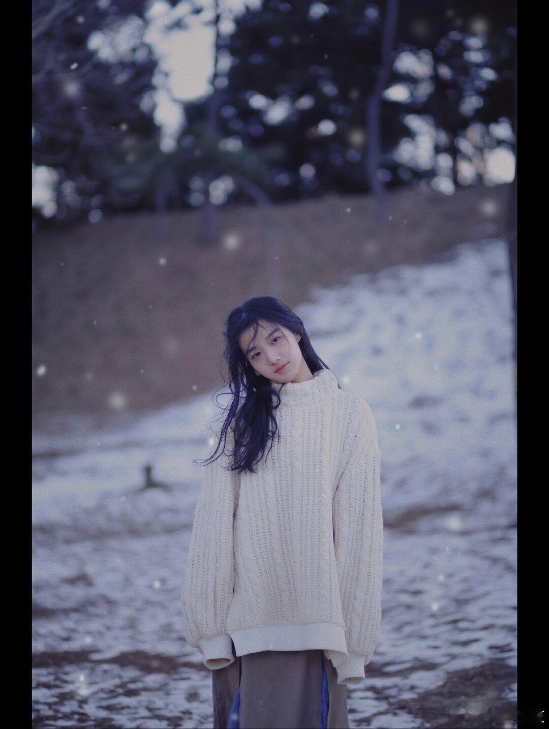 卢昱晓雪地写真比较早期的一组，那时候噜噜晓好稚嫩哦！卢昱晓｜