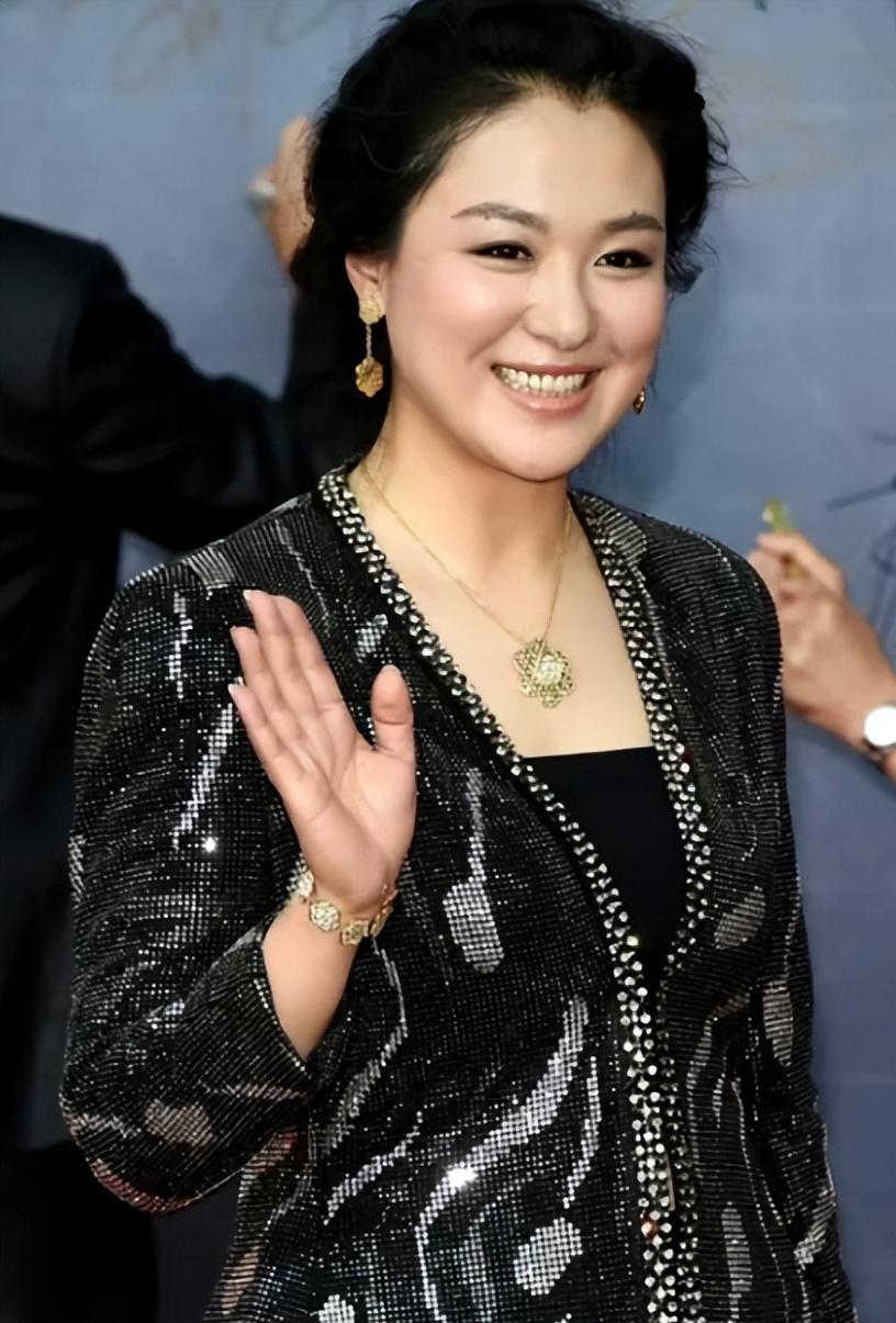 2008年《潜伏》开拍，沈傲君和孙红雷拍完吻戏后，她悄悄地对导演说：我给你100