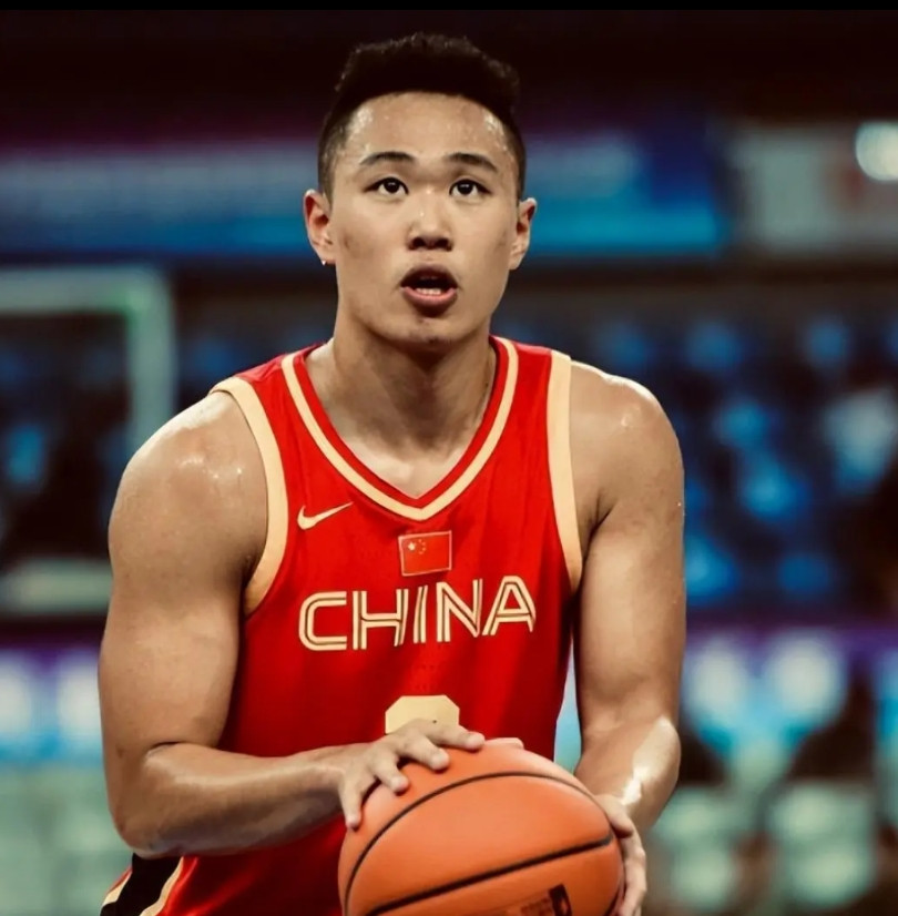 国家队其他人都能练出贺希宁这样的身材吗？说实话现代篮球对身体素质的要求越来越高