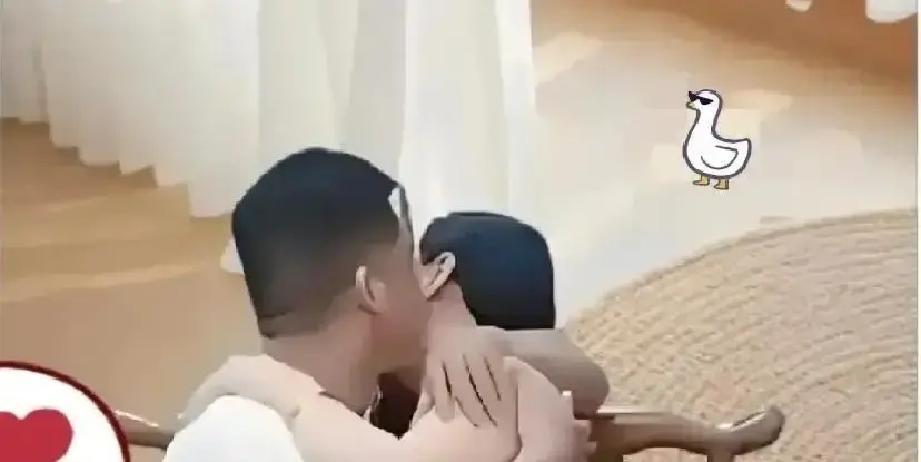 一女子同学聚餐喝醉被老同学全程偷拍，视频直接丢抖音，一夜播放破五百万。第二天老