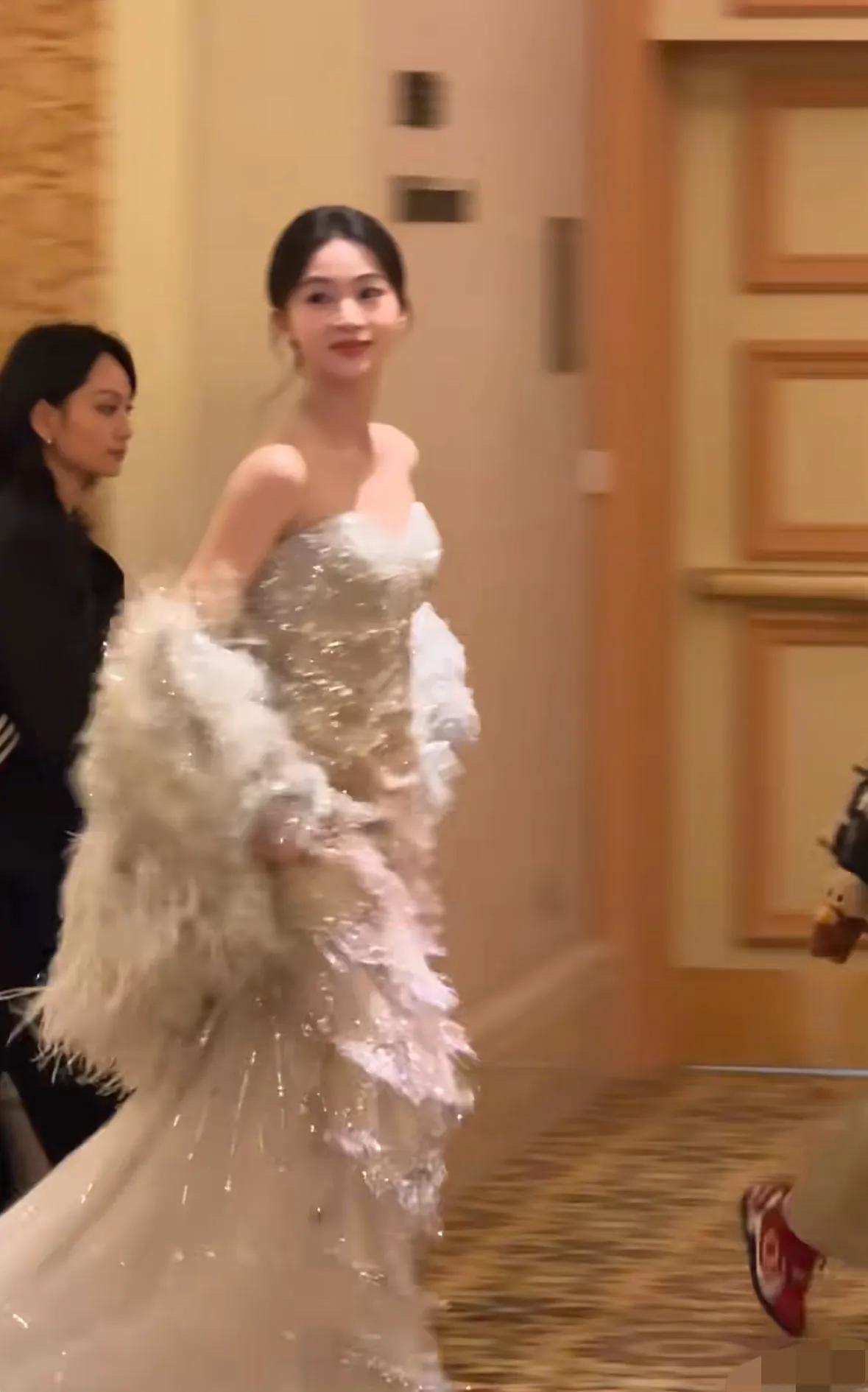澳门Voguefilm观影之夜星光璀璨，明星云集。吴谨言产后复出优雅亮相，胡一