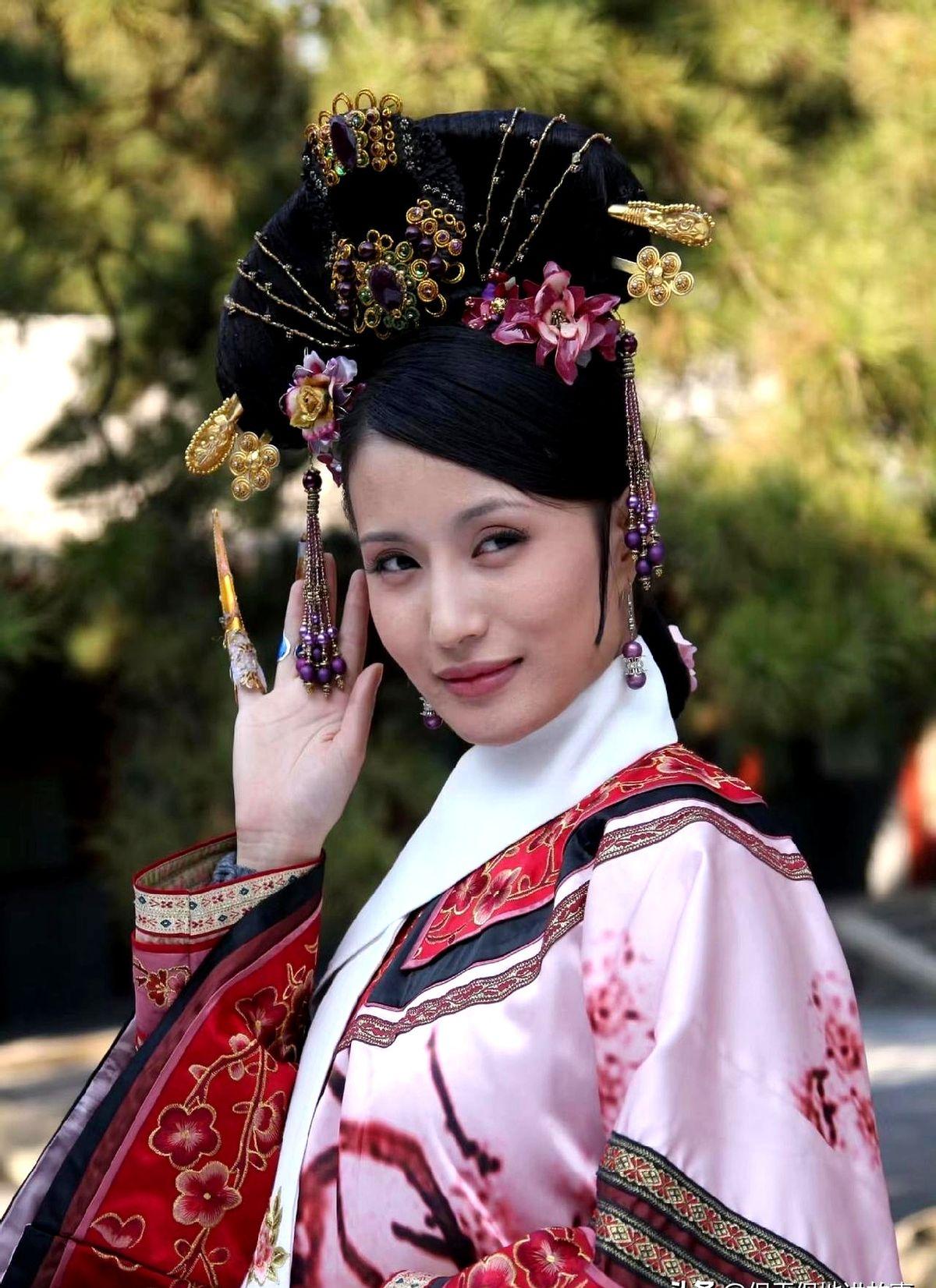 《甄嬛传》里欣贵人混了七十集才混到嫔位，弹幕全在刷“她到底凭啥”。一句话：闺