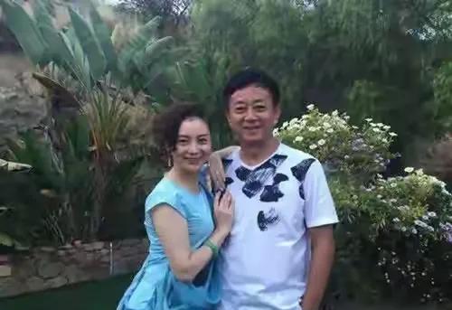 朱军两口子好恩爱啊？妻子谭梅长的漂亮！一双迷人的大眼睛，越来两个人越有夫妻相，谭