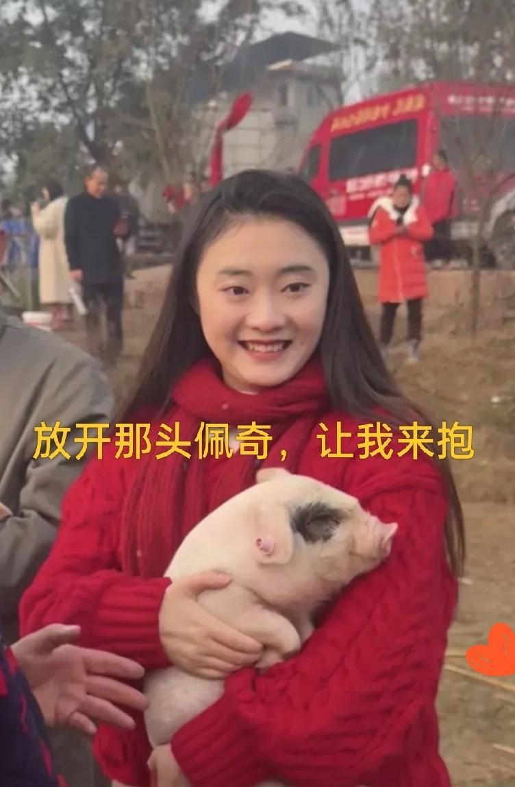 合川那场野狂欢，正在被悄悄“收编”。起初，只是河滩边一群人蹲在田坎上看热闹。