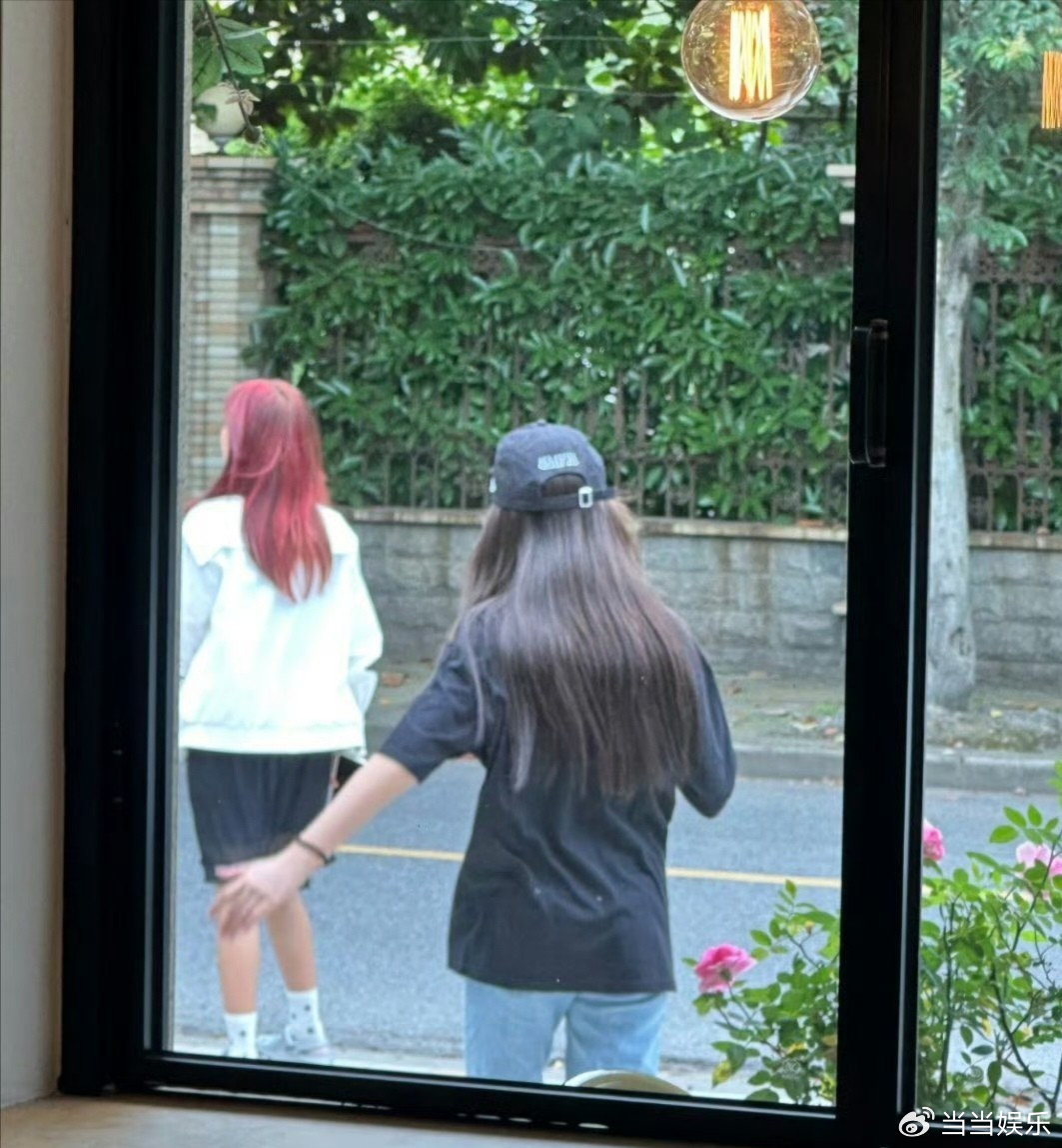 甜馨和嗯哼这对“爸回”萌娃居然私下约饭被偶遇了！嗯哼，十二岁时，展现出清爽且帅气