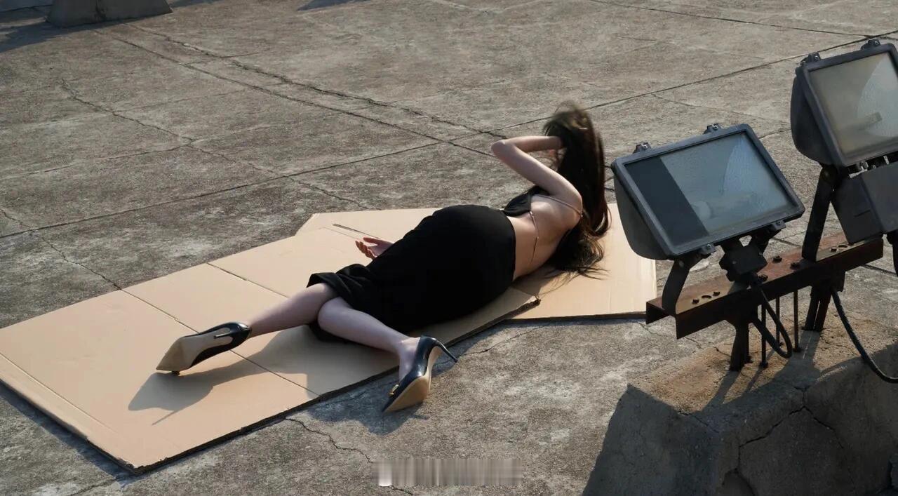 李沁躺纸板大片有新意，很不错！每天看二妞闰土批丝巾走方步，也该看一下女明星趟纸板