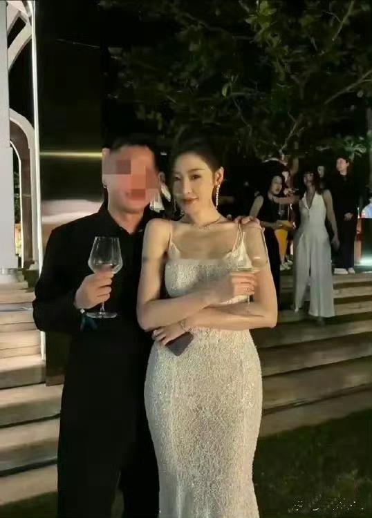 这是真实的张天爱吗？胯真的好宽，大宅院似的
