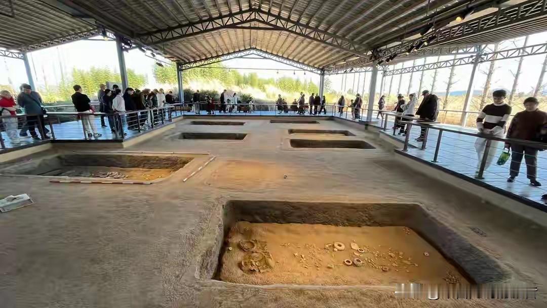 甘肃南佐那地方挖出个宫殿，主殿室内面积630平方米，你以为这就完了？地面上铺的白