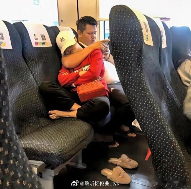 出门坐高铁这样真的礼貌吗