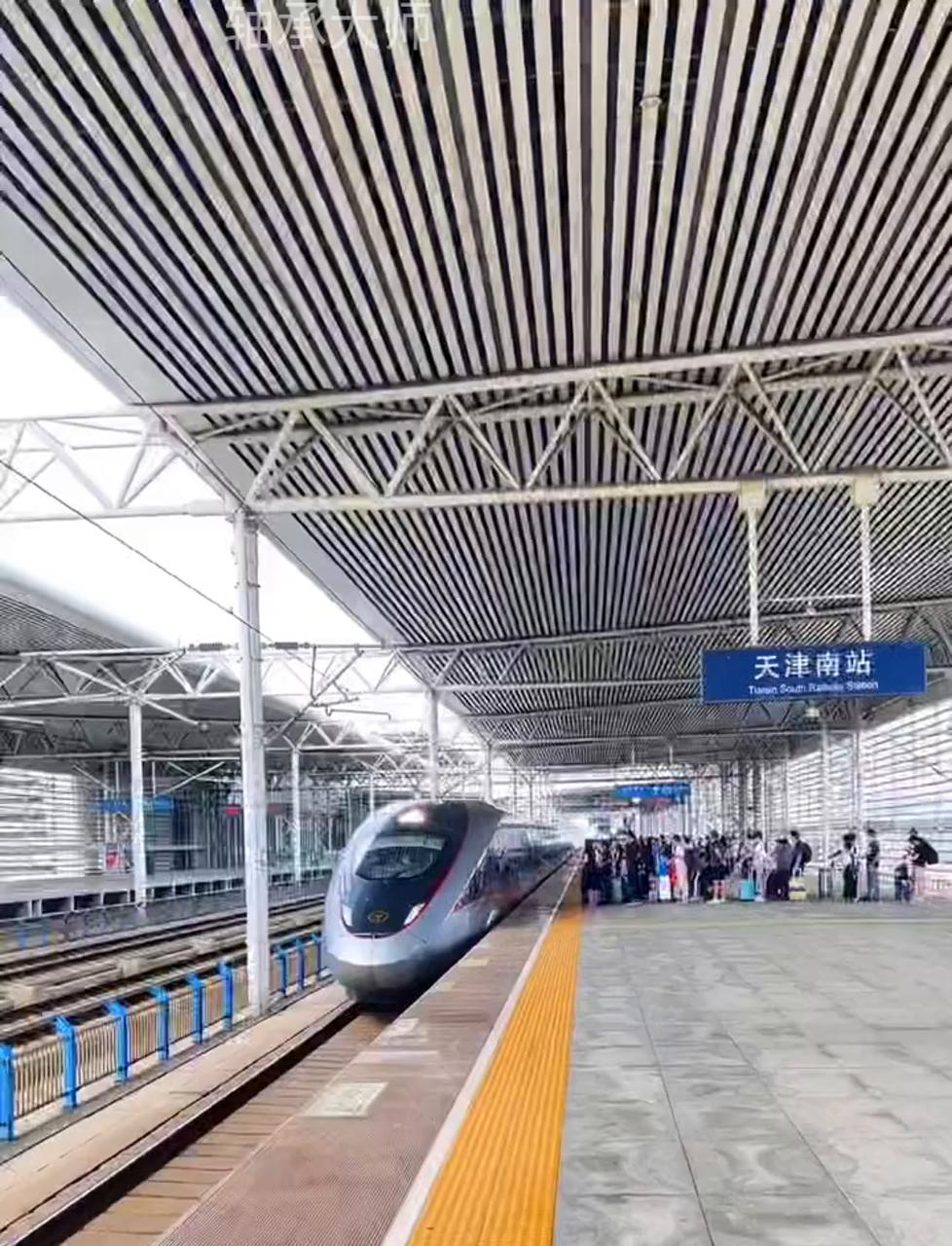 谁能想到，12月的天津站会比春运还疯狂？24万多人从全国各地涌向这里，不是为了探